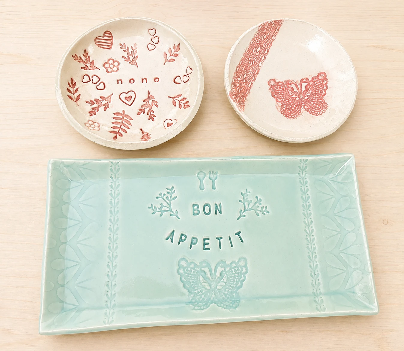 Assiettes et plat décorés aux tampons