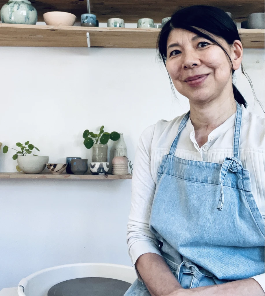 Portrait d’Eiko Takayama dans son atelier