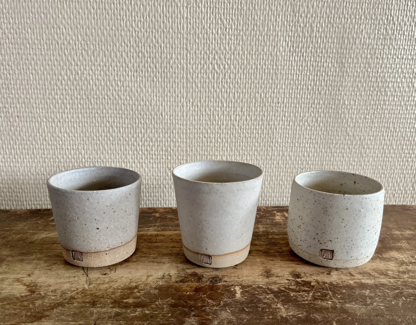 Trois tasses en grès