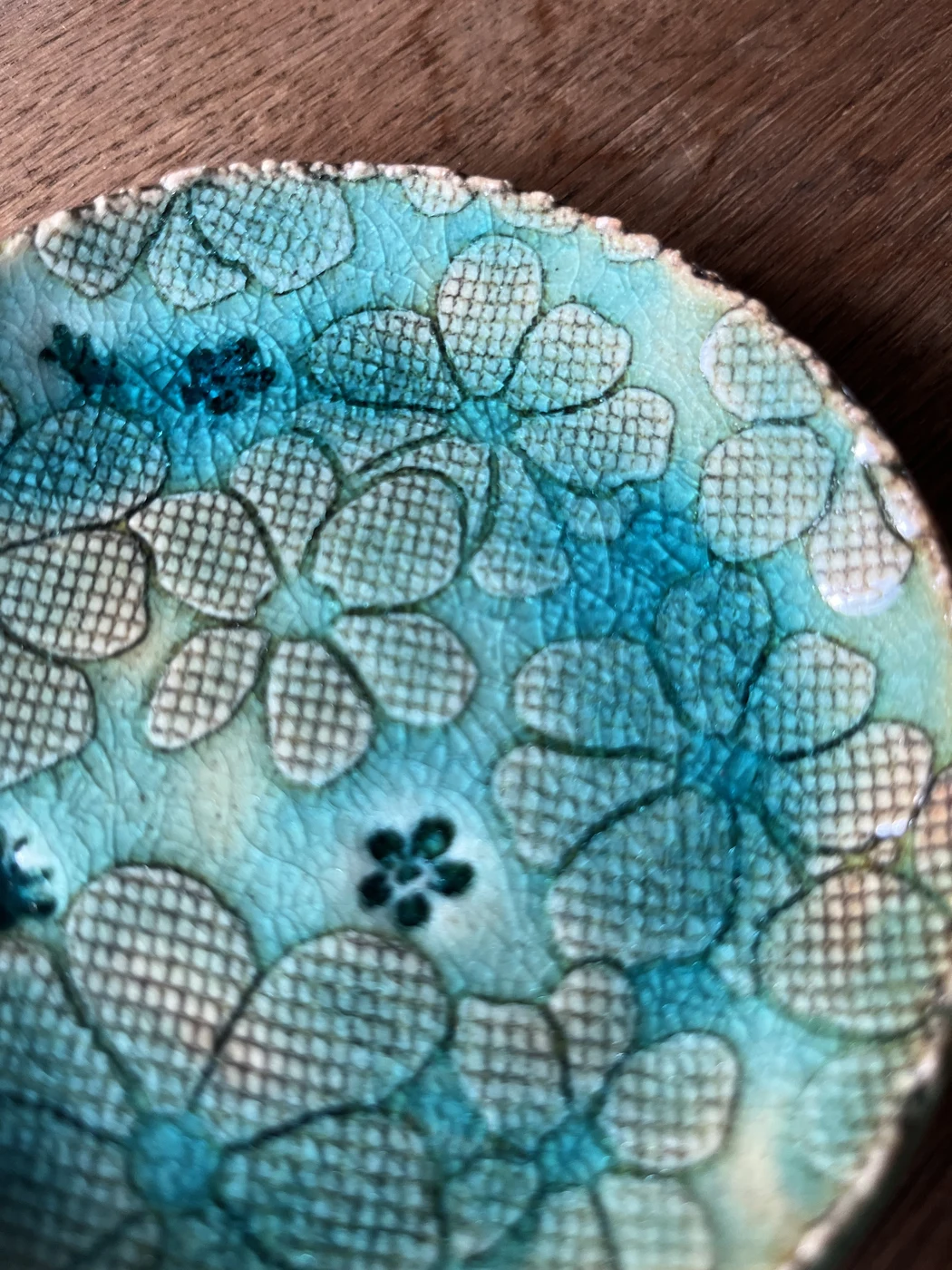 Détail floral bleu sur céramique