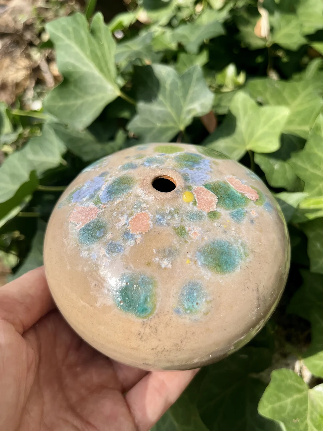 Vase aux émaux pastel dans le jardin