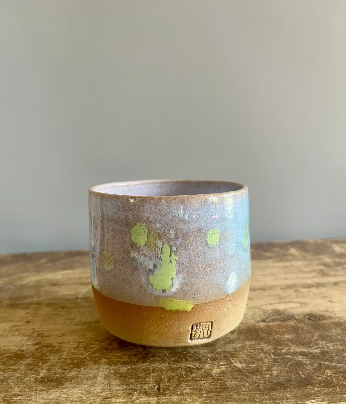 Gobelet émaillé rose et vert