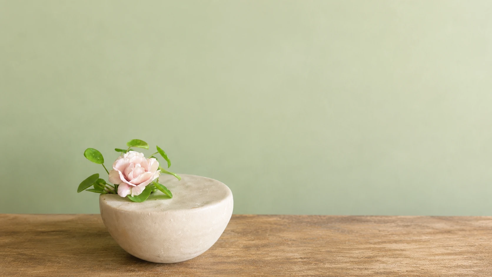Petit vase en céramique avec une fleur rose