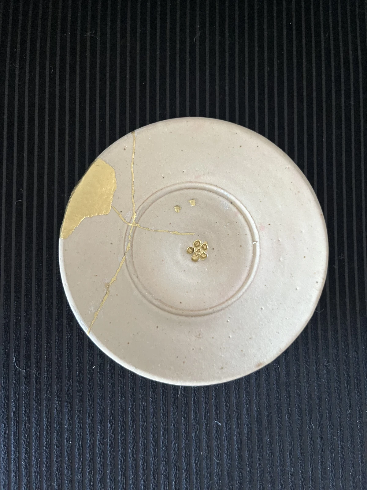 Assiette réparée selon la technique du kintsugi